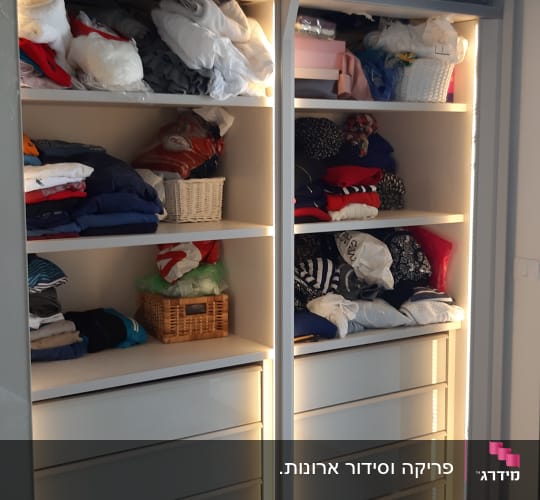 ארון בגדים עם מדפים ותאורה פנימית